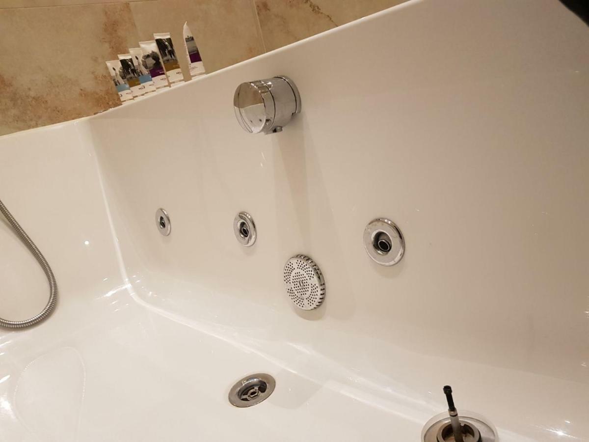 Heart Of Knightsbridge - Stunning Air Conditioned Apartment - 1 Minute Walk From Harrods Londra Esterno foto